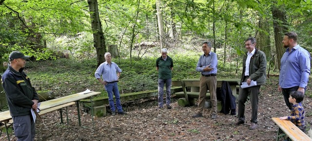 Forst-Mnner (von links):  Forstdirekt...Ortsverband Mittleres Markgrflerland   | Foto: Hans-Peter Mller