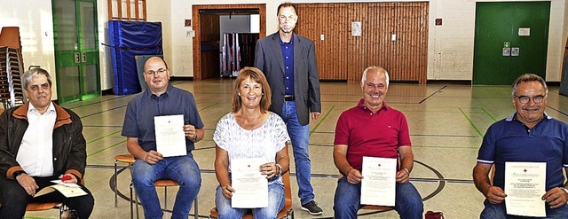 Ortsvorsteher Walter Wrger (stehend) ...nden) und Robert Philipp (75 Spenden).  | Foto: Edgar Steinfelder