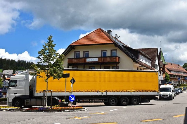 Eng geht es zu, wenn Lastwagen durch St. Mrgen fahren.  | Foto: Thomas Biniossek