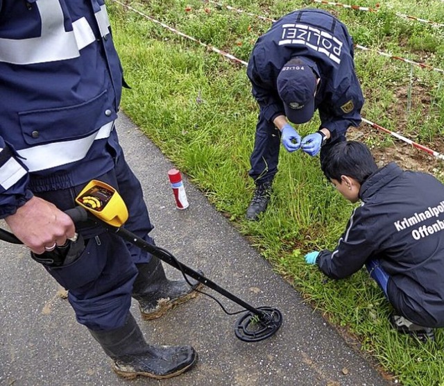 Spurensicherung am Tatort beim Ortenberger Kreisel.   | Foto: Helmut Seller