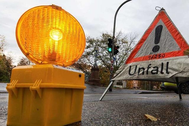 Lastwagen erfasst Radfahrerin beim Abbiegen in Freiburg - 50-Jährige stirbt