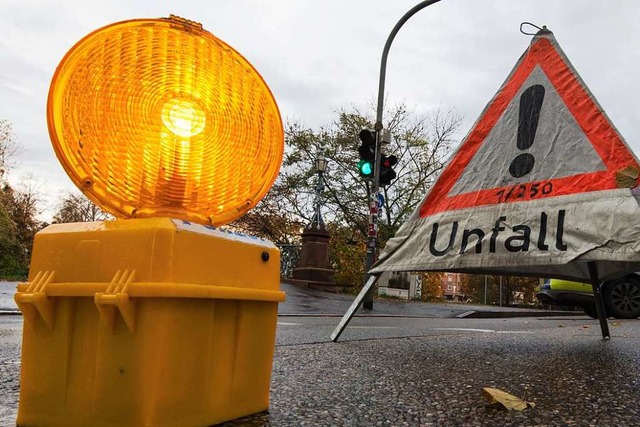 Der Unfall mit tdlichen Folgen ereign...am Montag um etwa 19 Uhr (Symbolfoto).  | Foto: Patrick Seeger (dpa)