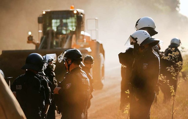 Die Polizei hat am Dienstag einen Einsatz im Hambacher Forst begonnen.  | Foto: David Young (dpa)