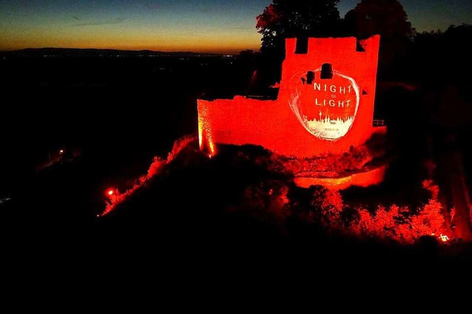 600 Meter Kabel wurden für diese spektakuläre Lichtinstallation bei der Burg Lichteneck in Kenzingen-Hecklingen verlegt. (Foto: Florian Blattmann) 600 Meter Kabel wurden für diese spektakuläre Lichtinstallation bei der Burg Lichteneck in Kenzingen-Hecklingen verlegt. (Foto: Florian Blattmann)