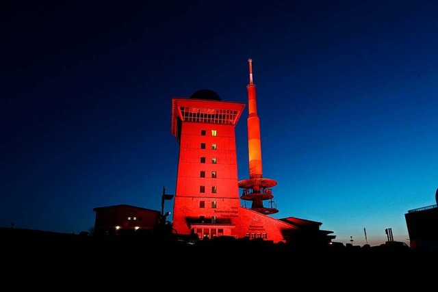 Das Brockenhotel sowie der Sendemast w... Aktion Night of Light rot beleuchtet.  | Foto: Matthias Bein (dpa)