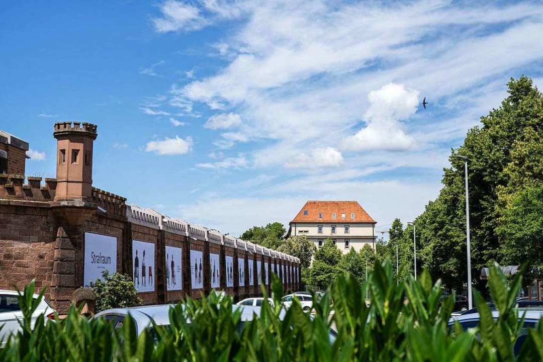 Gefangenengalerie an der Mauer der Freiburger Justizvollzugsanstalt  | Foto: Britt Schilling