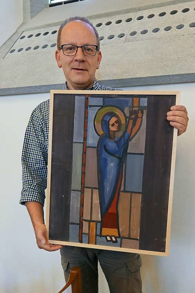 Pfarrer Klaus-Christian Hirte zeigt das Bild von Jakob Strasser.  | Foto: Valentin Zumsteg