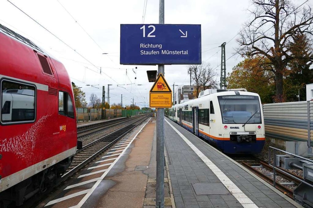 Umsteigen am Bad Krozinger Bahnhof nöt...em Fahrplanwechsel nicht mehr direkt.   | Foto: Frank Schoch