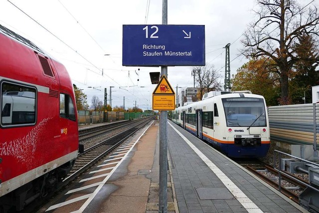Umsteigen am Bad Krozinger Bahnhof nt...em Fahrplanwechsel nicht mehr direkt.   | Foto: Frank Schoch