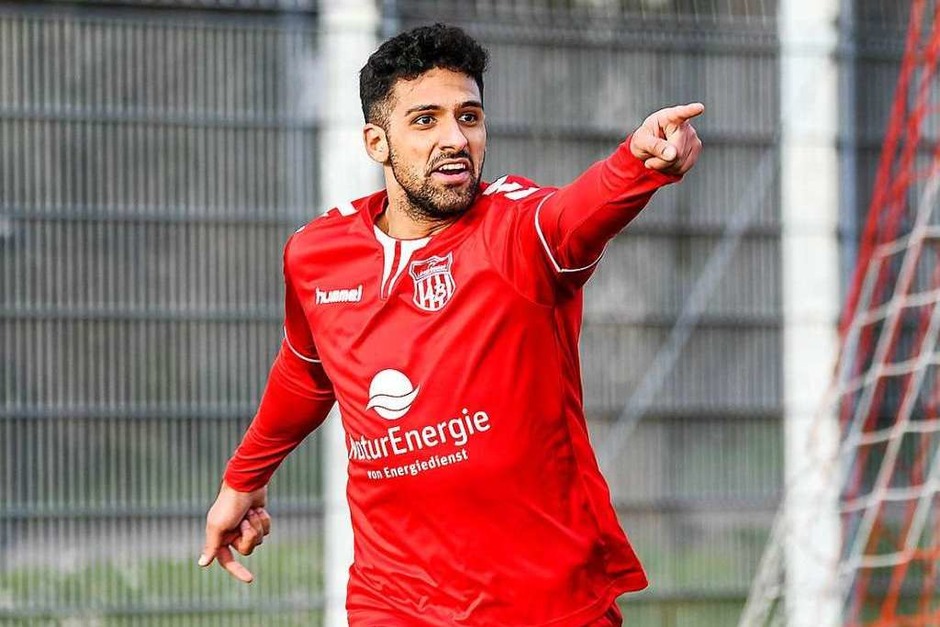 FV Lörrach-Brombach (Meister Verbandsliga Südbaden): Mit seinem Treffer zum 1:0 gegen die DJK Donaueschingen schoss Wissam Kassem (im Bild) die Lörracher am 8. März an die Tabellenspitze. Niemand ahnte, dass dies das entscheidende Tor zur Oberliga war. (Foto: Gerd Gruendl) FV Lörrach-Brombach (Meister Verbandsliga Südbaden): Mit seinem Treffer zum 1:0 gegen die DJK Donaueschingen schoss Wissam Kassem (im Bild) die Lörracher am 8. März an die Tabellenspitze. Niemand ahnte, dass dies das entscheidende Tor zur Oberliga war. (Foto: Gerd Gruendl)