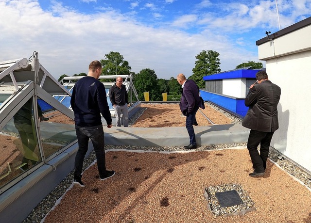 Roland Leins und Peter Bayer vom ausf...gehung des neu gestaltetet Solardachs.  | Foto: Stadt Emmendingen
