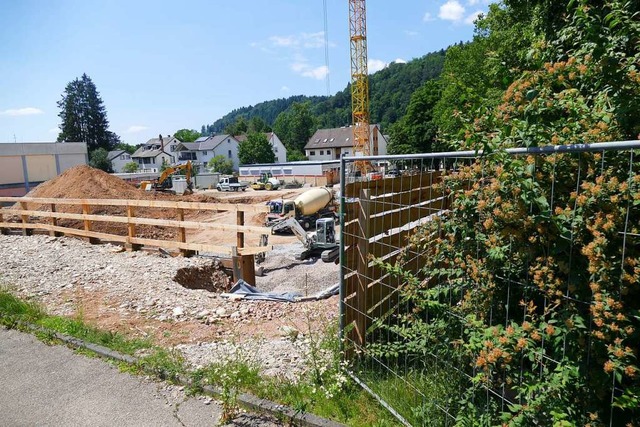 Die Baustelle des Schulcampus, der erh...n 23,7 Millionen ist lngst gesprengt.  | Foto: Sarah Trinler