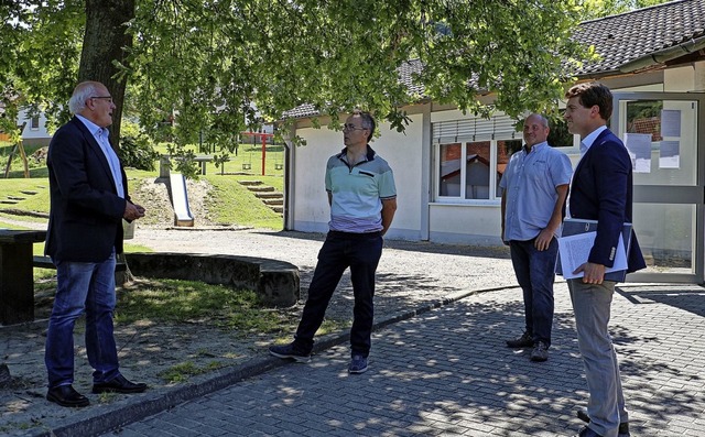 Ortstermin an der Festhalle in Amolter... Drger und Brgermeister Tobias Metz.  | Foto: Ruth Seitz