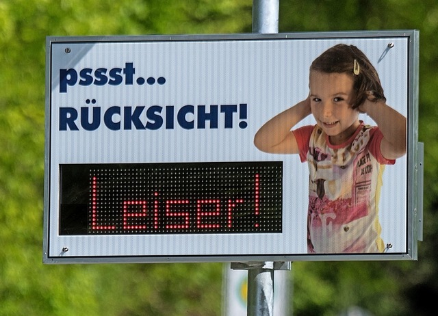 Kommt nicht ins Mnstertal: Eine Tafel, die laute Motorradfahrer mahnt.  | Foto: Armin Weigel/dpa