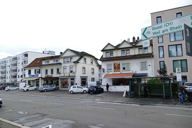 Die vier kleinen Huser (Bildmitte) an...ch einen groen Neubau ersetzt werden.  | Foto: Peter Gerigk