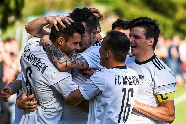 Als Jubel ohne Sicherheitsabstand noch...der FCW erstmals Bezirksliga-Meister.   | Foto: Gerd Gruendl