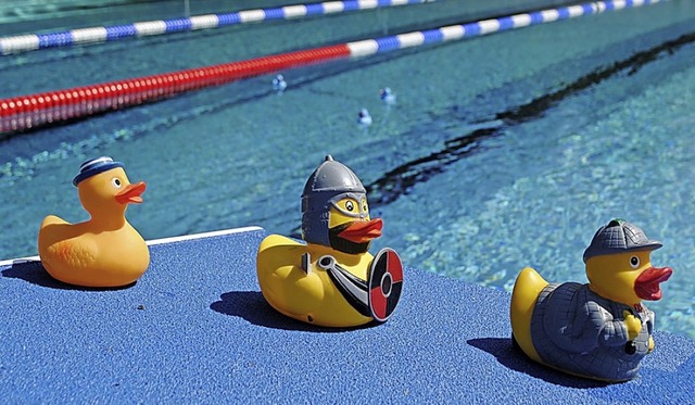 Hintereinander her schwimmen wie Quietsche-Enten mssen Besucher der Freibder.  | Foto: Schlichter, Juliane