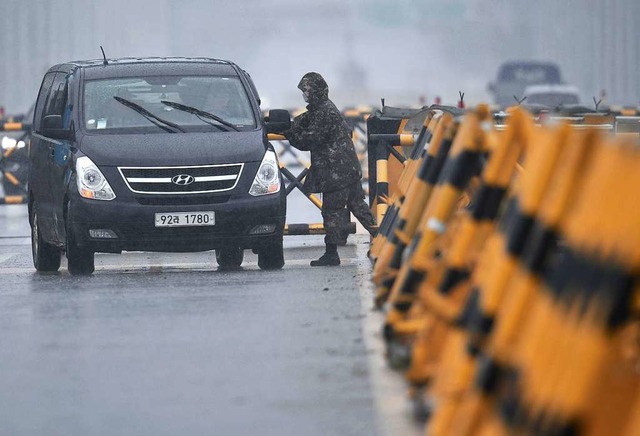 Ein sdkoreanischer Soldat kontrolliert ein Fahrzeug an einem Checkpoint.  | Foto: JUNG YEON-JE (AFP)