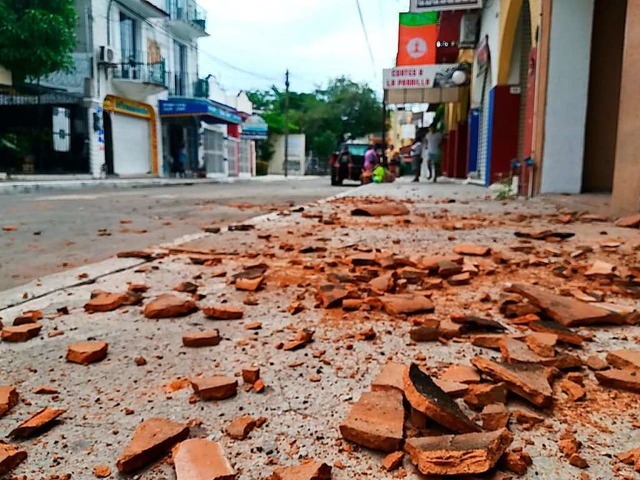 Bruchstcke von Bauteilen  liegen in C...211; nach dem Erdbeben der Strke 7,5.  | Foto: Carlos Ramos (dpa)