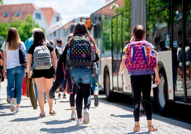 Schulbusse &#8211; und Fahrkarten daf... nur, wenn Schulen auch geffnet sind.  | Foto: Marijan Murat (dpa)