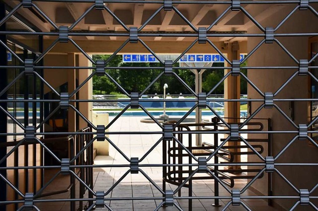 Das Gitter am Eingang des Dreisambads bleibt vorerst geschlossen.  | Foto: Thomas Biniossek