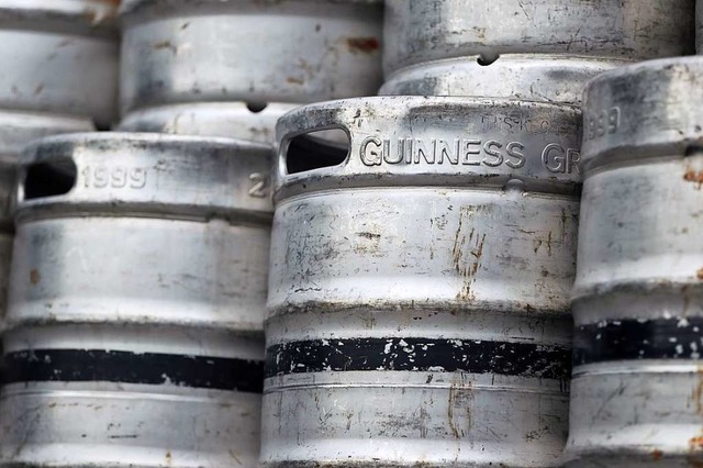Wohin mit dem Guinness?  | Foto: Niall Carson (dpa)