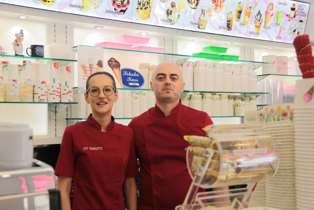 Paula und Loris Panicchia sind die neuen Betreiber der Eisdiele Mariotti  | Foto: Gina Kutkat