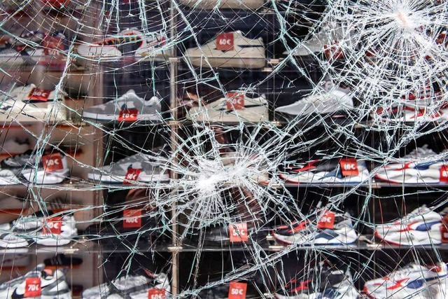 Beschdigte Glasscheibe an einem Schuhgeschft in Stuttgart.  | Foto: Silas Stein (dpa)