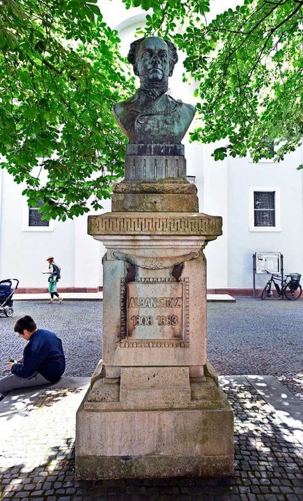 Das Alban-Stolz-Denkmal  vor der Konviktskirche in der Freiburger Altstadt.  | Foto: Michael Bamberger