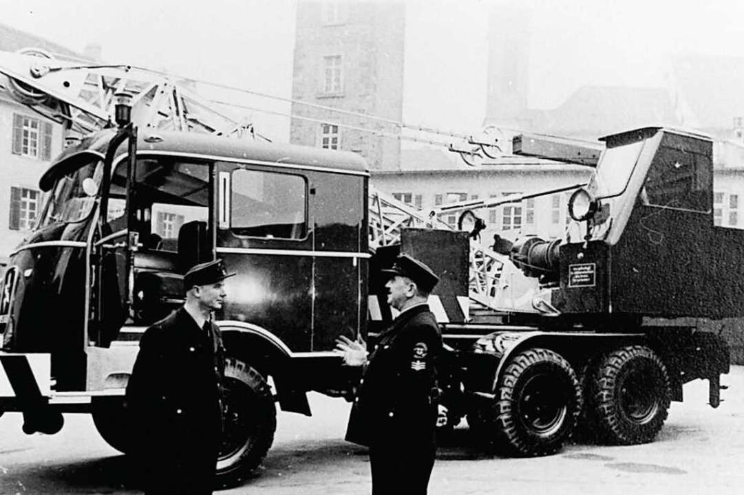 Feuerwehrmänner mit Kranwagen vor der Feuerwache an der damaligen Rotteckstraße.  | Foto: Feuerwehr Freiburg