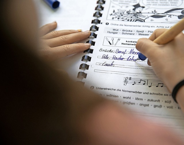 In der Corona-Krise mssen Schler all...den Kindern von Geflchteten schwer.    | Foto: Florian Schuh (dpa)