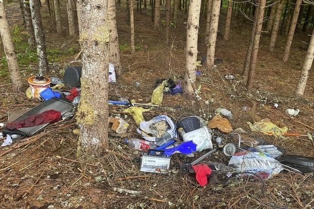 Unbekannte lagern Mll im Wald ab