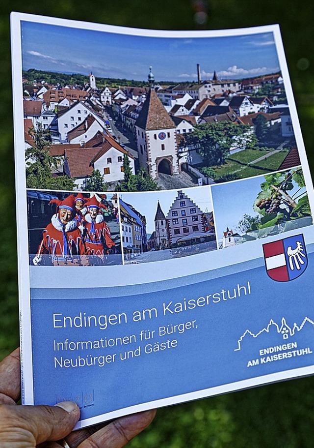 82 Seiten umfasst die neue Brgerbroschre der Stadt Endingen im A4-Format.   | Foto: Ruth Seitz