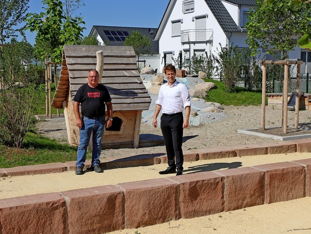 Bauhofleiter Bernd Klorer (links) und ...am Mittwoch auf dem neuen Spielplatz.   | Foto: Helmut Hassler