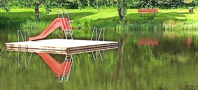 Der Klostersee lockt ab heute  zum som... das neu beplankte Badeflo zu sehen.   | Foto: Liane Schilling