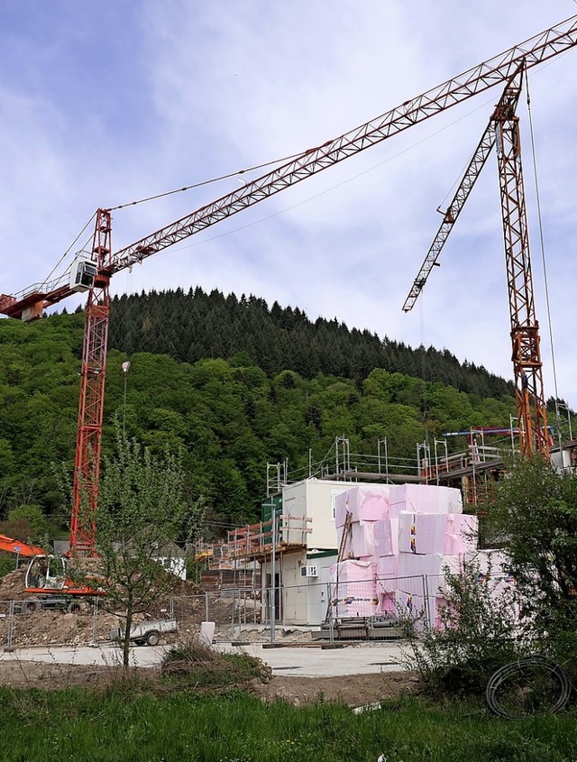 Hinter der Baustelle frs Seniorenheim gibt es Platz fr Einfamilienhuser.  | Foto: Hans-Peter Mller