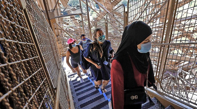 Die Zahl der Eiffelturm-Besucher ist derzeit noch stark begrenzt.  | Foto: THOMAS SAMSON (AFP)