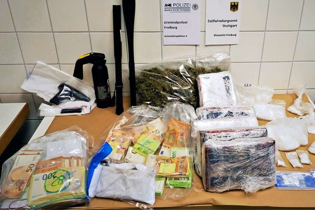 Eine Rekordmenge Koks sowie Geld  und ...ie Freiburger Polizei  sichergestellt.  | Foto: Polizei