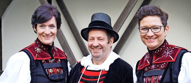 Trio in Tracht: Der Vorstand der Verei...Schmidt und Simone Hofmann (von links)  | Foto: privat