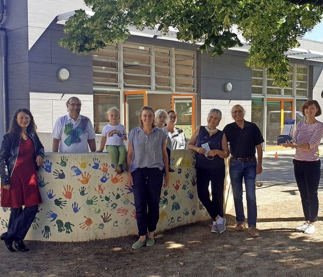 Jacqueline Schoder (rechts) berreicht...sten als Dankeschn kleine Geschenke.   | Foto: Stadt Emmendingen