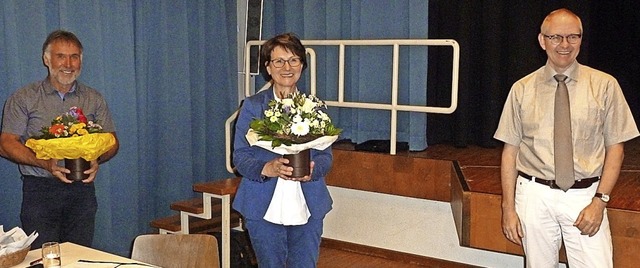 Blumen zur Wiederwahl im Pfarrgemeinde... Wiesler und Pfarrer Johannes Frische   | Foto: Eberhard Gross