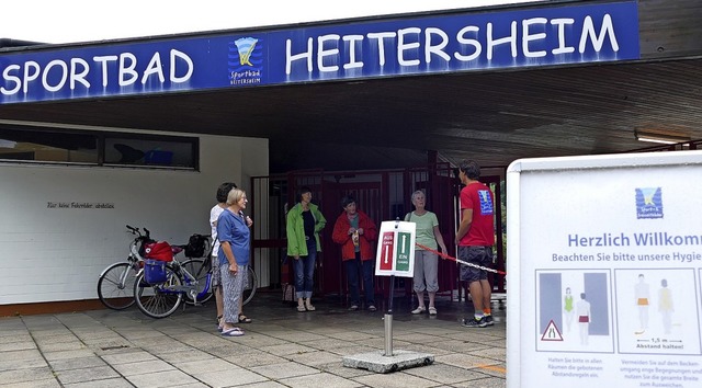 Die Seniorinnen am Freitag im Gesprch mit Badleiter Christian Rieger (rechts).   | Foto: Susanne Ehmann