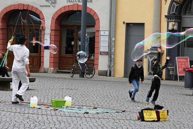 Andernorts erlaubt, in Freiburg nach A...ste Gefahr: Seifenblasen (Symbolbild).  | Foto: Bodo Schackow (dpa)