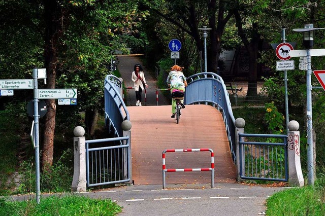 Vom Schlosssteg in Ebnet (Foto) geht a... Linde droht umzustrzen (Archivbild).  | Foto: Thomas Kunz