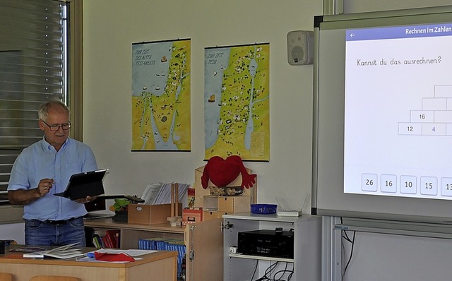 Rektor Reiner Kaiser zeigte, wie digitaler Unterricht aussehen kann.  | Foto: Jutta Schtz