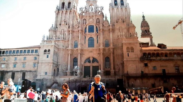 Endlich da: Pfarrer Hoyanic vor der Kathedrale in Santiago am 24. Juli 2019.  | Foto: privat