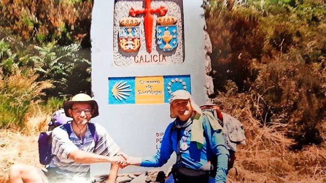 Unterwegs: Pfarrer Hoyanic (rechts) mi... Juan vor dem Grenzstein in Galizien.   | Foto: privat