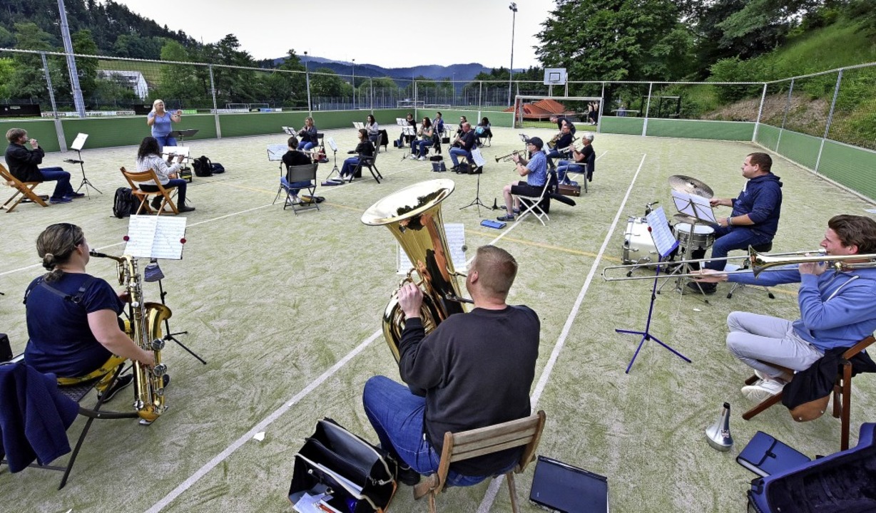 Proben im Freien ermöglicht viel Absta...Musikverein  auf dem  Kleinsportfeld.   | Foto: Michael Bamberger