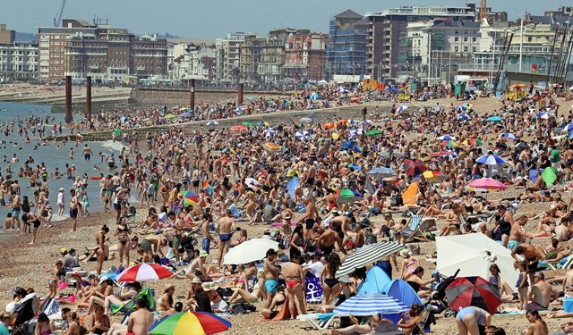 Voller Menschen  war am Mittwoch der Strand des Seebades Brighton   | Foto: Gareth Fuller