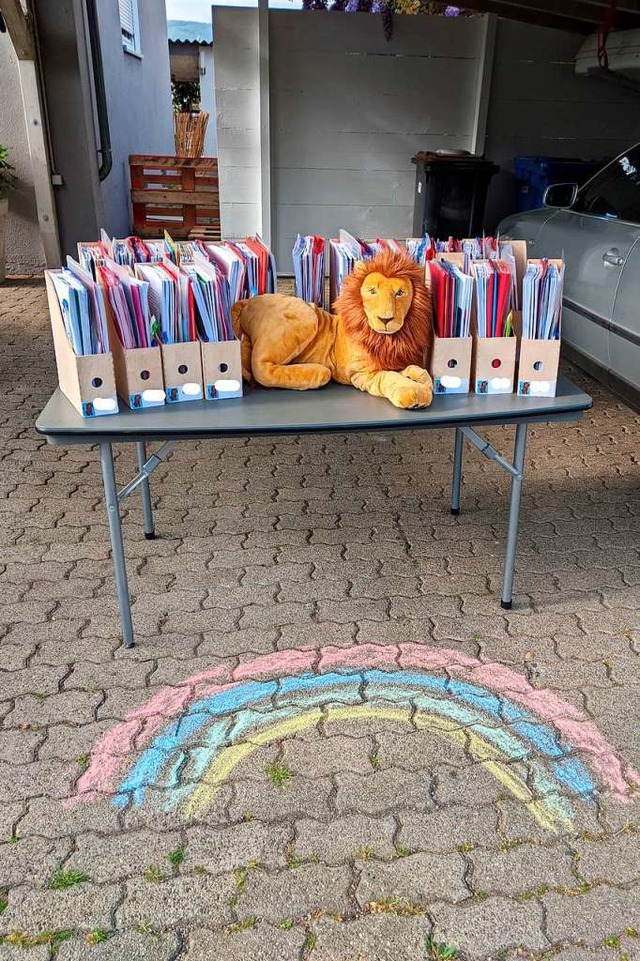 Vor ihren Carports stellten Lehrer der...it. Hier die Ausgabe der Lwen-Klasse.  | Foto: Lindenschule